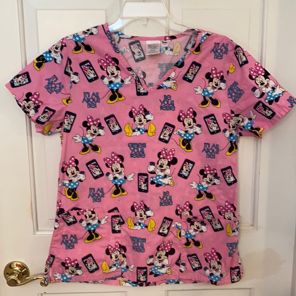 Adorable Disney Minnie Mouse “Selfie” Scrub Top SM